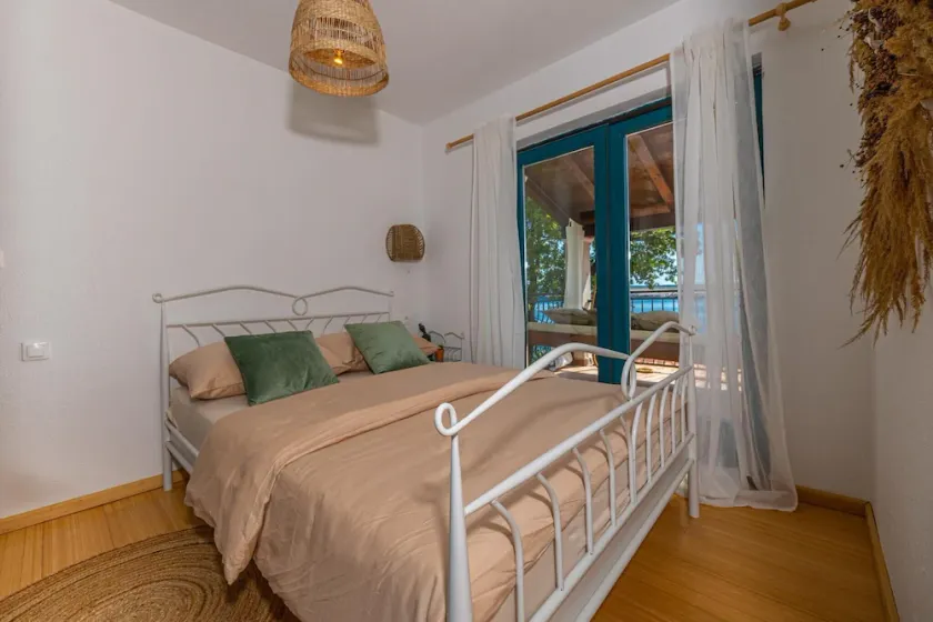 Seaview home with bubble bath - Image 1