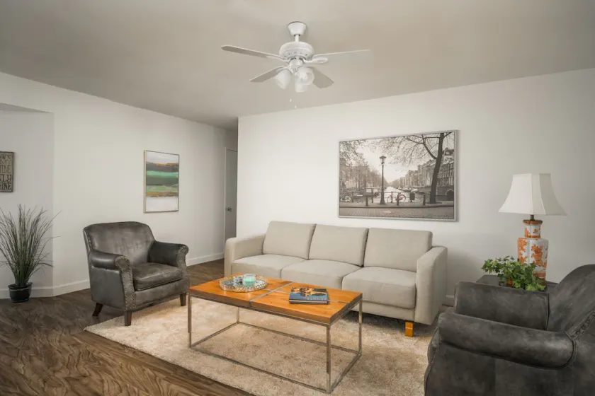 Comfortable elegance in the heart of Biltmore - Image 1