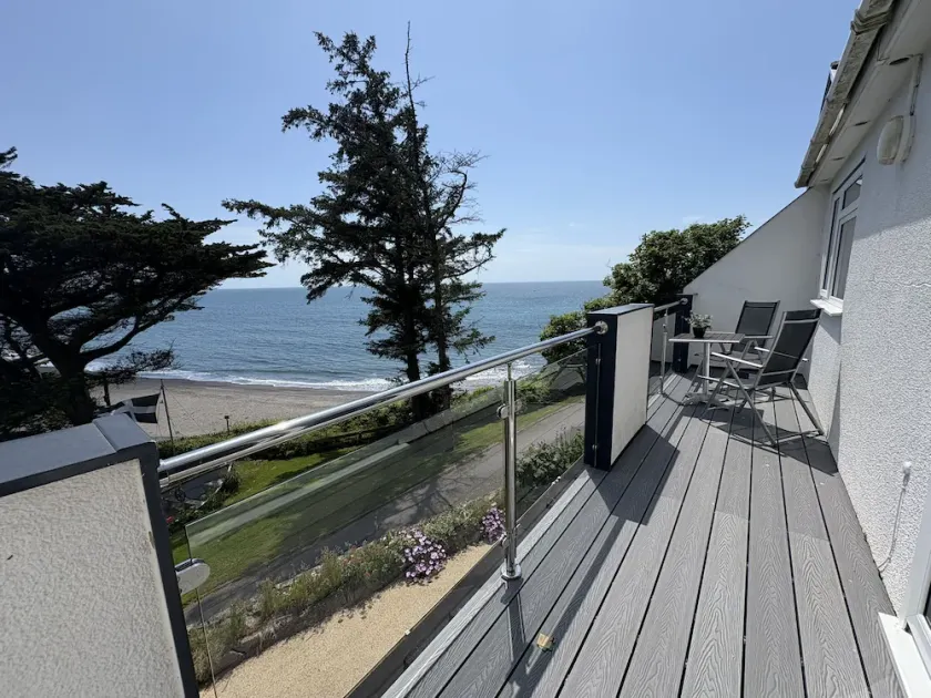 Cosy Apartment with Private Balcony & Fantastic Sea Views - Image 1