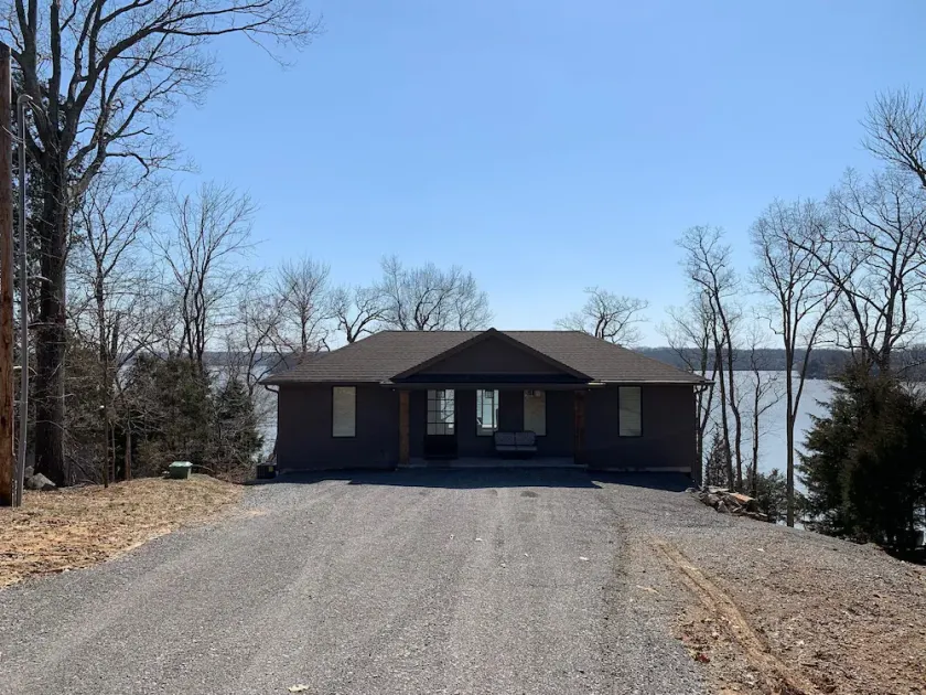 River Run: Stunning Lakefront Escape - Image 1