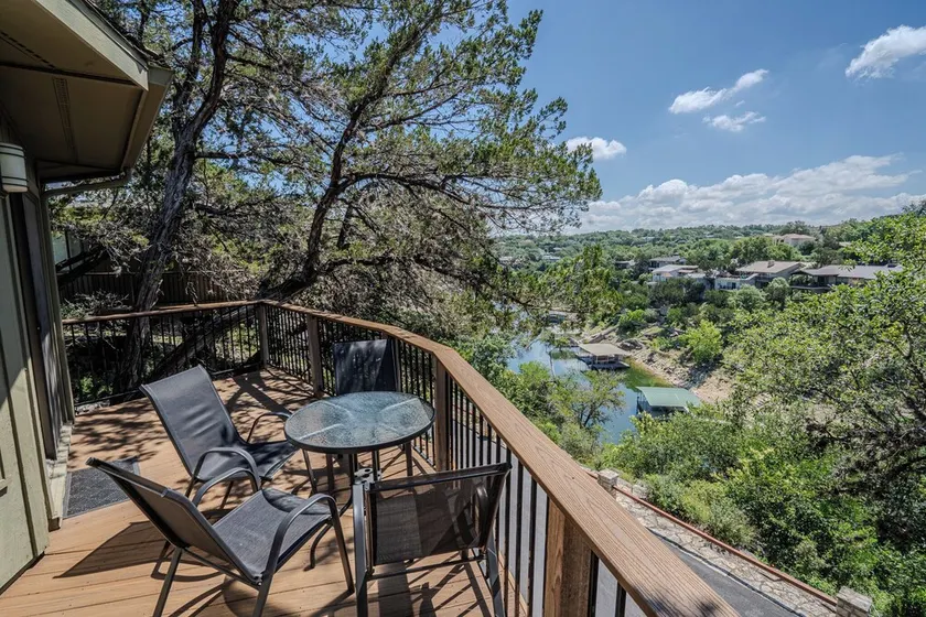Hill Country Bungalow med Lake Travis utsikt, pool och badtunna, intill marinan (# 12) - Image 1