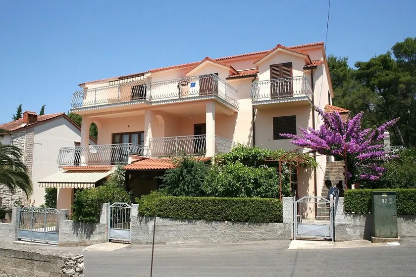 Apartamento de tres habitaciones con una terraza Vrboska, Hvar (A-4634-a) - Image 1