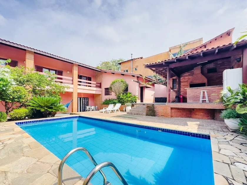 Casa confortavel e bem localizada na Granja Viana - Image 1