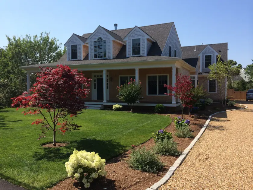 Lovely Vineyard home w/4 master suites & heated pool - 5 min from the beach! - Image 1