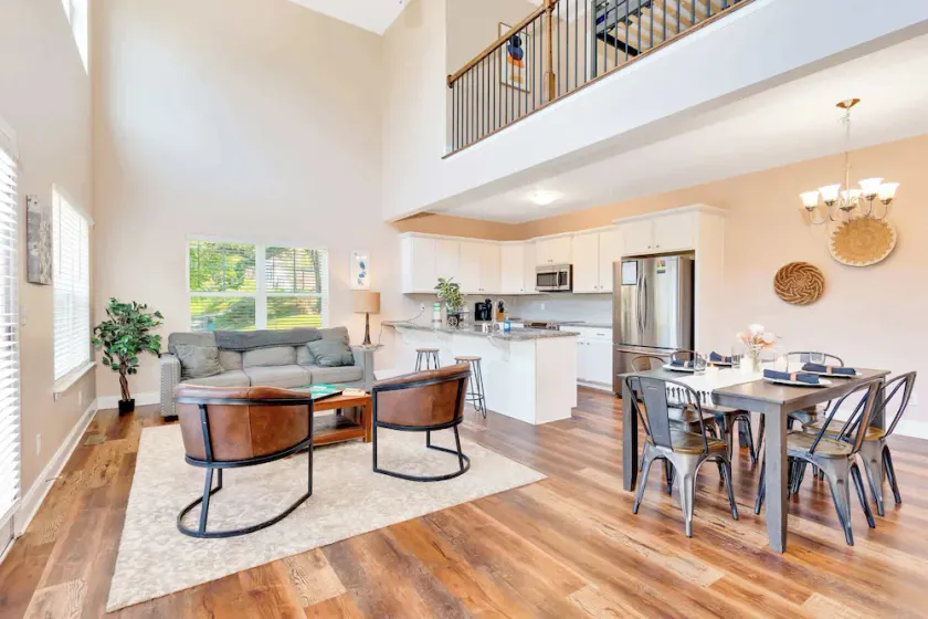 Cityscape Haven at Missionary Ridge with a hot tub - Image 1
