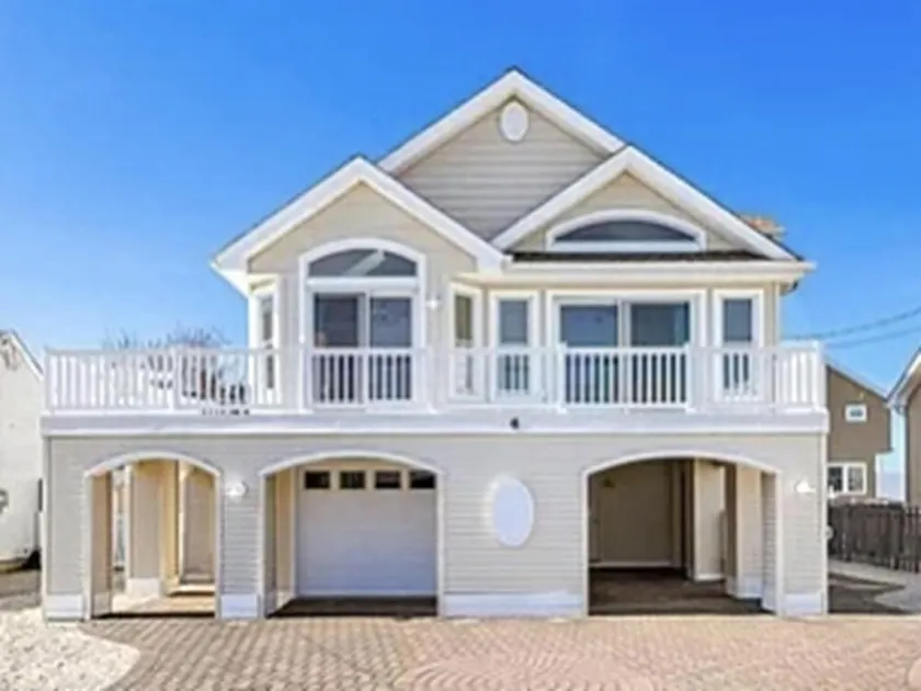 3 bedroom accommodation in Beach Haven Gardens - Image 1