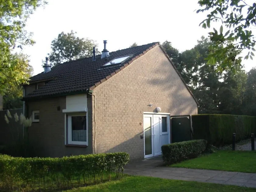 Gezellig vakantiehuisje vlakbijhet Grevelingenmeer, huisdieren toegestaan. - Image 1