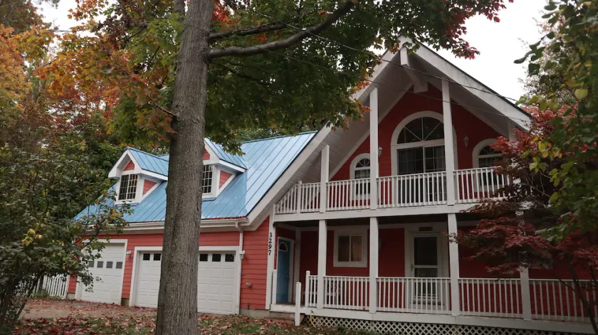 Spacious getaway nestled between two beautiful lakes! - Image 1