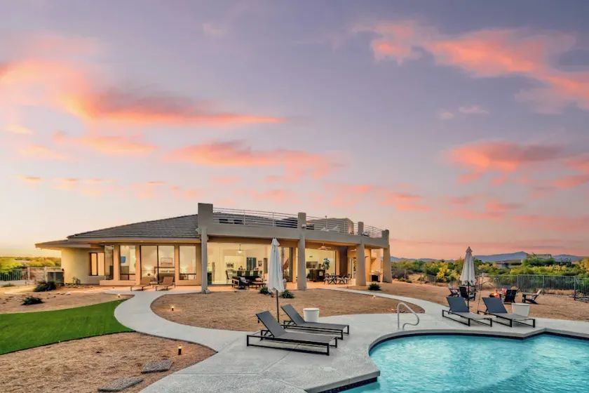  Fallbrook by AvantStay | Rooftop Deck + Pool + Putting Green | Sunset Mtn Views - Image 1