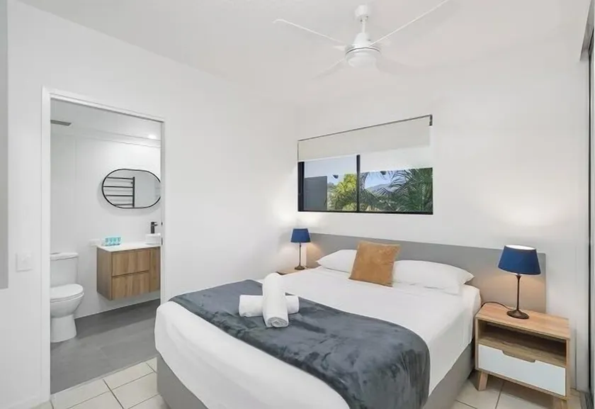 Luxurious Studio with Lush Mountain Views - Image 1