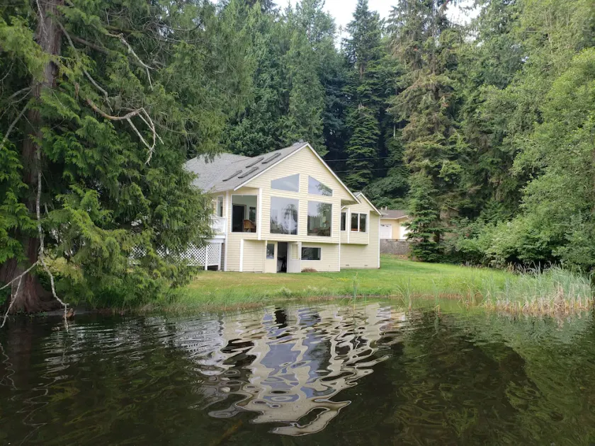 Lovely Lake Crabapple Lakefront Home - Image 1