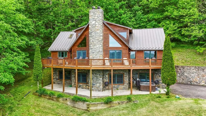 Experience breathtaking views at Big Ashe View, a spacious 5-bedroom cabin in West Jefferson, NC! - Image 1