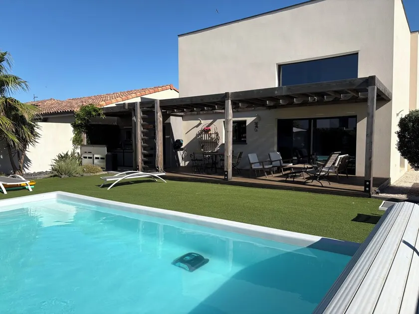 Contemporary detached house with private pool, close to the sea. - Image 1