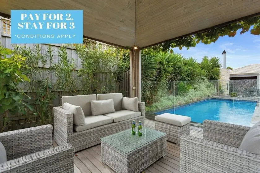 Banksia House - modern luxury with fireplace and pool - Image 1