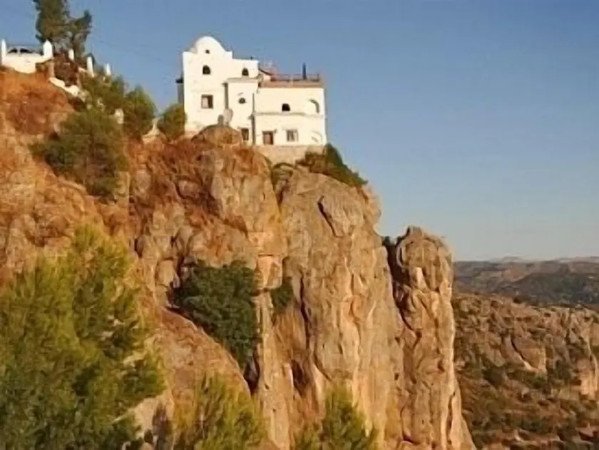 Enchanting cliff top house - Image 1
