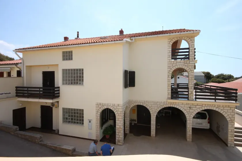 Apartamento de una habitación en la playa Bahía Mulobedanj (Pag) (A-6275-d) - Image 1