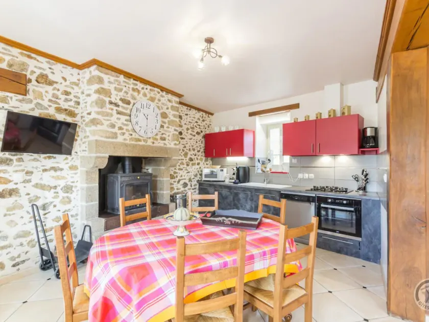 Charming stone house with BBQ and garden - Image 1