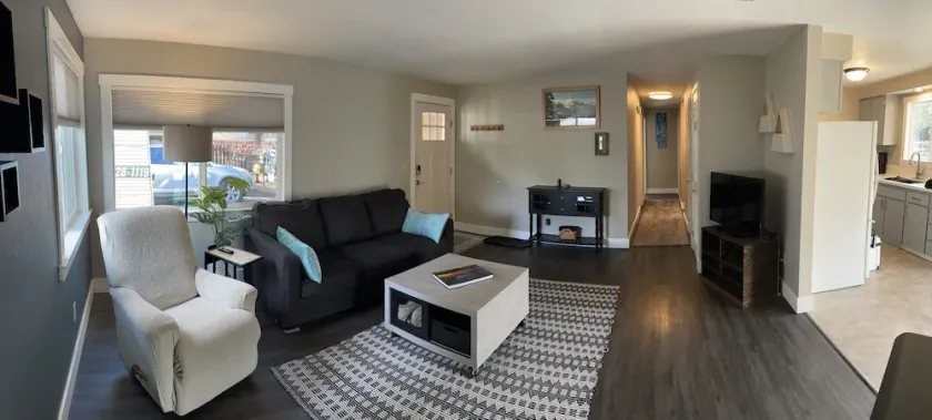 Cozy Updated 3B Home - 5 minutes to the Old Mill! - Image 1