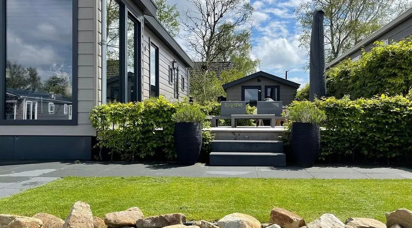 PUUR Eernewoude luxury cabin on open water in the Alde Feanen - Image 1
