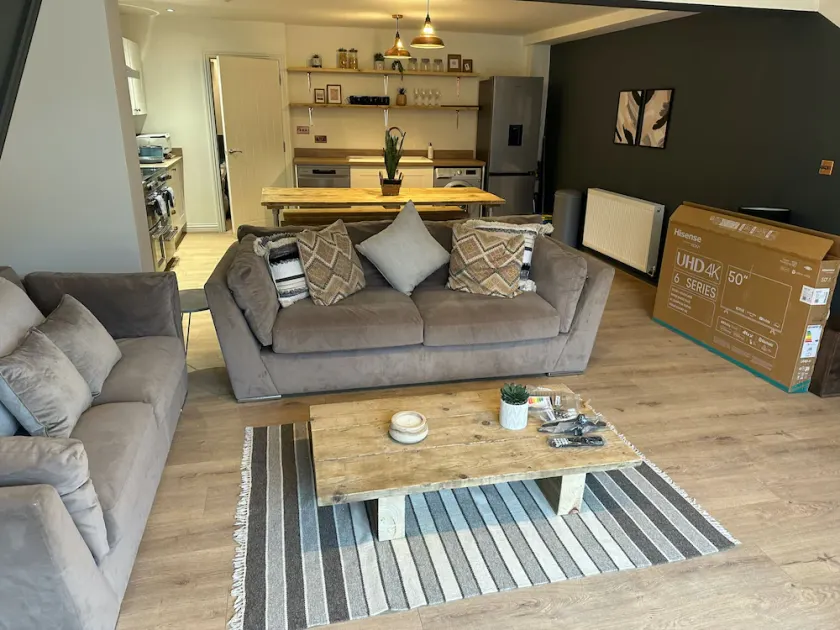Cotswolds-Stroud-4 bed home-Sleeps 10-Work or Leisure - Image 1