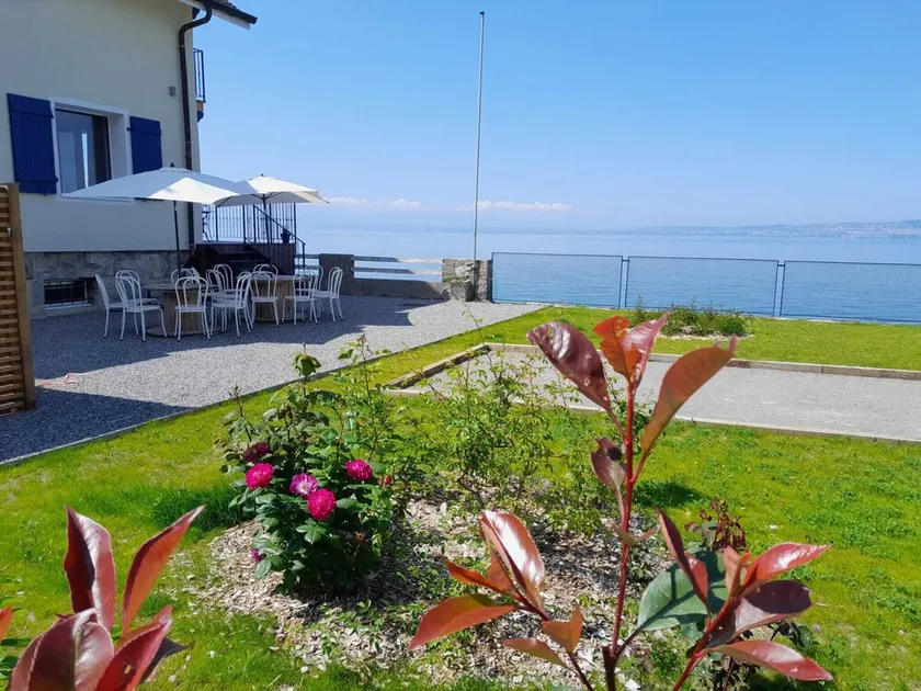 Charming villa with lake access - Image 1