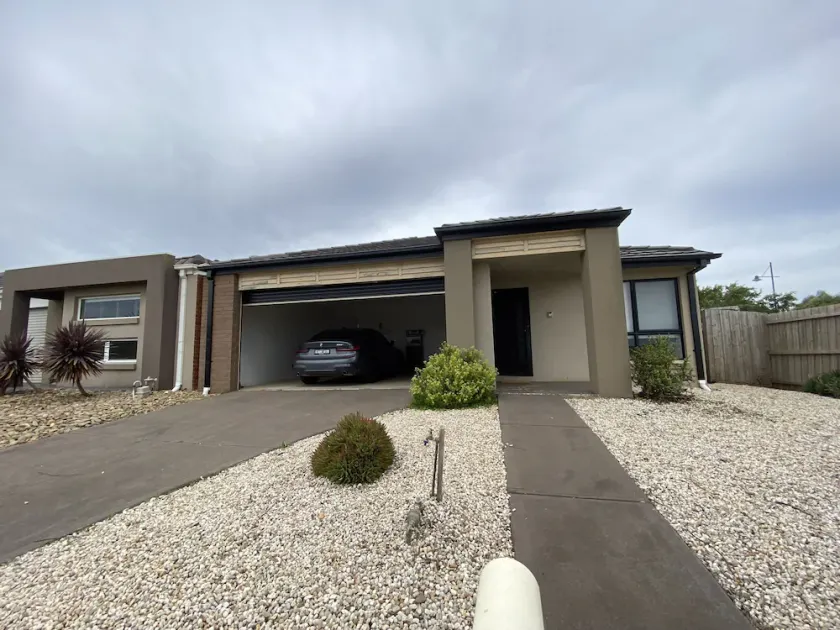 Whole house with 4 Queen Beds-Cozy Tranquil House - Close to Melbourne Airport - Image 1