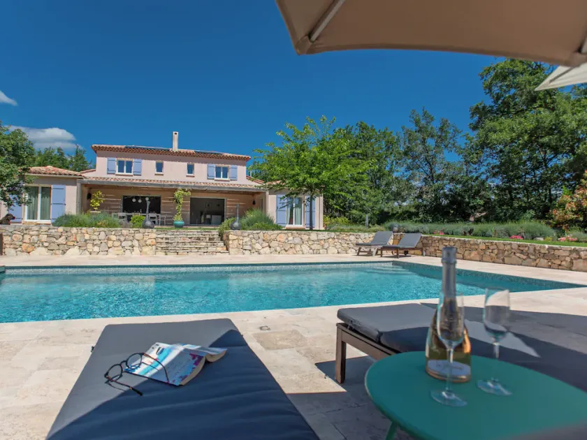 Luxurious villa with beautiful garden and pool - Image 1