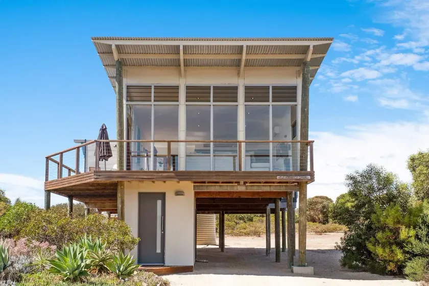 Una hermosa y moderna casa con vistas a los lagos del parque nacional - Image 1