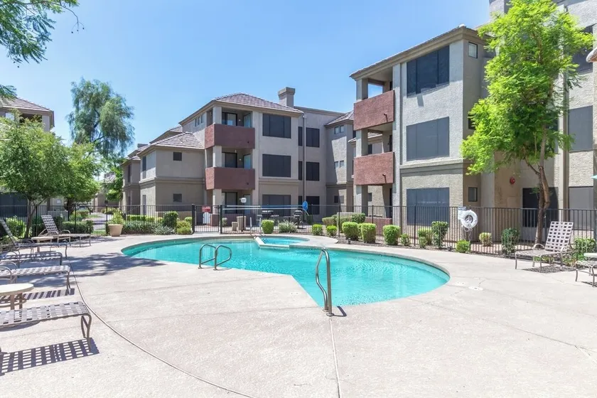 KING BED  Gated  Chase Field is close! Community Pool - Image 1