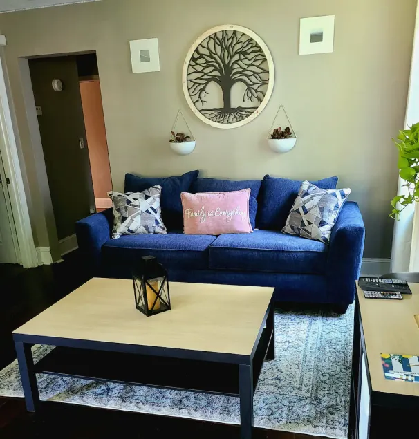 Minimalist Home w/ Yard mins to Airport & Downtown - Image 1