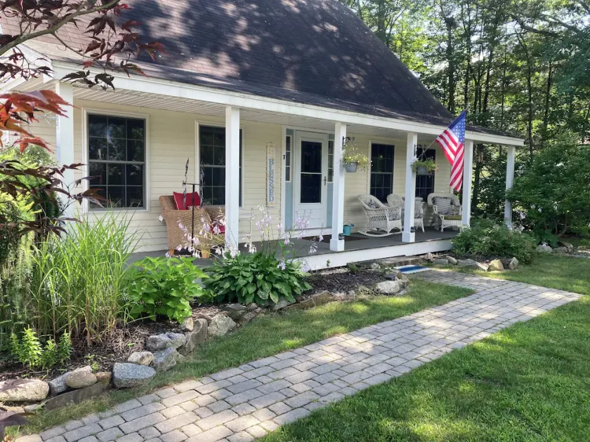 Welcome to Kennebunk! Pristine location, walk to town, kid and dog friendly! - Image 1