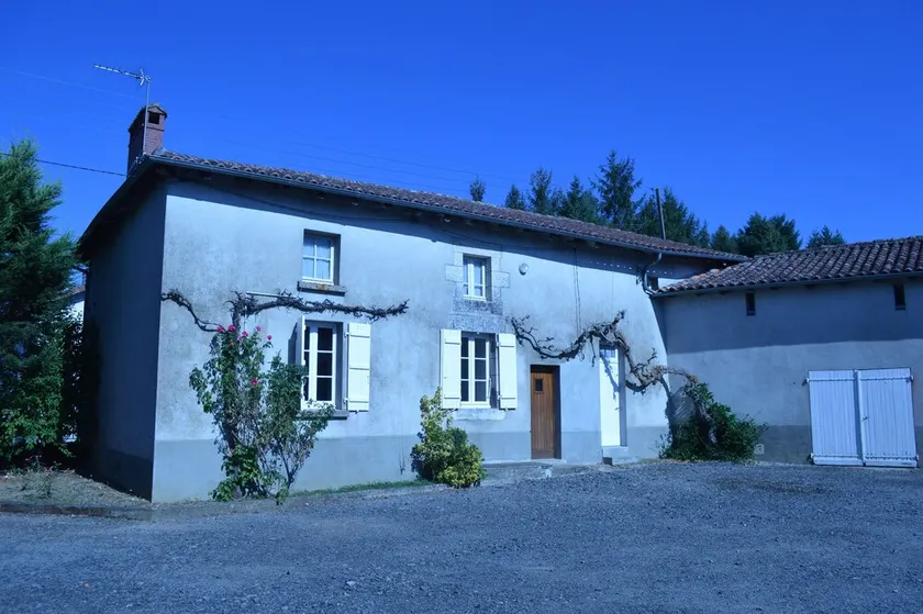 Spacious house with town view - Image 1