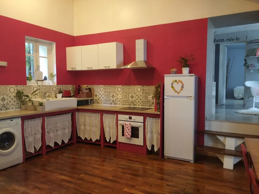 Appartement rouge avec jardin - Image 1