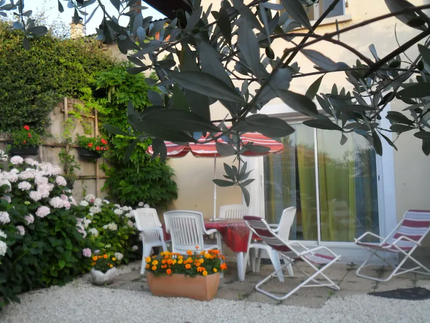 studio agréable avec une petite terrasse fleurie. - Image 1