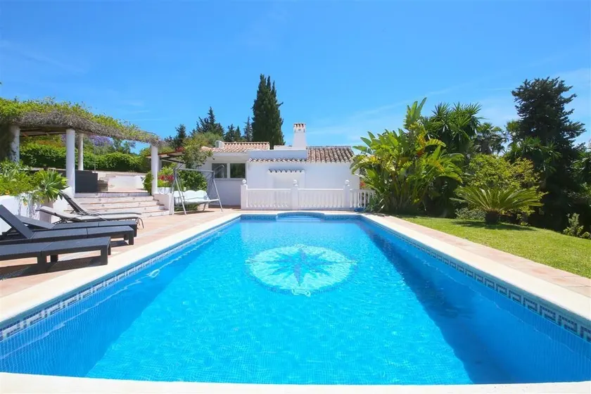 Villa familiale rustique avec grands jardins, Près de la ville d'Estepona dans un endroit calme - Image 1