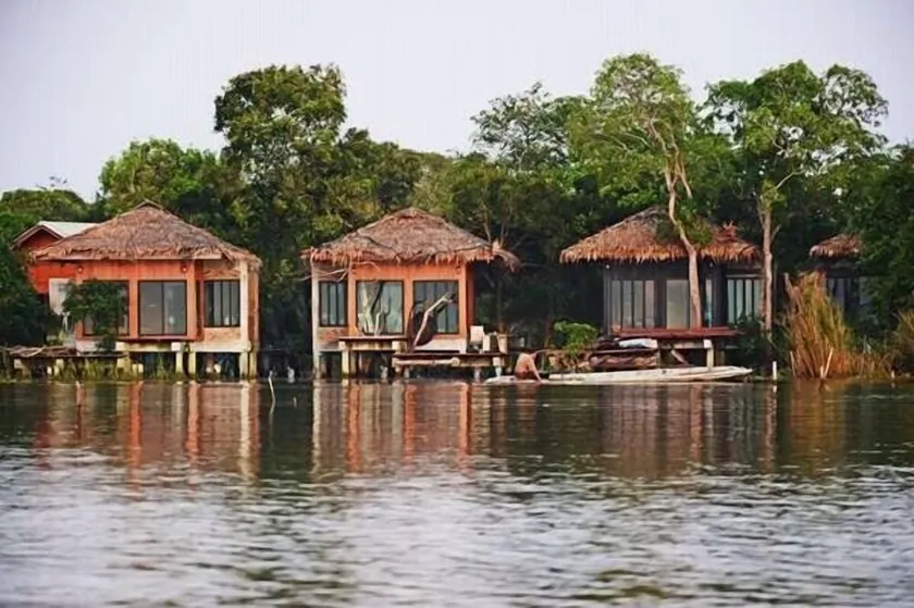 Lake House - Image 1