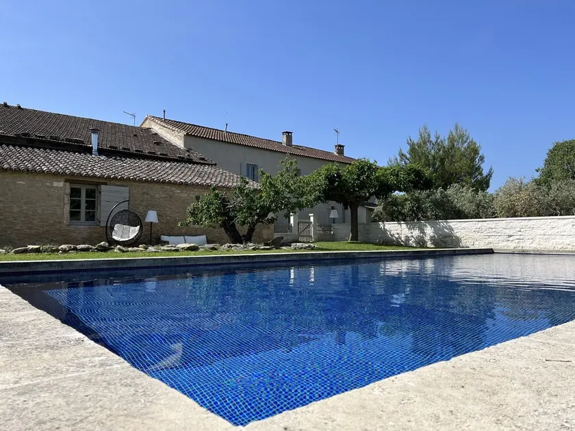 Sublime mas provençal de caractère rénové avec une grande piscine - Image 1