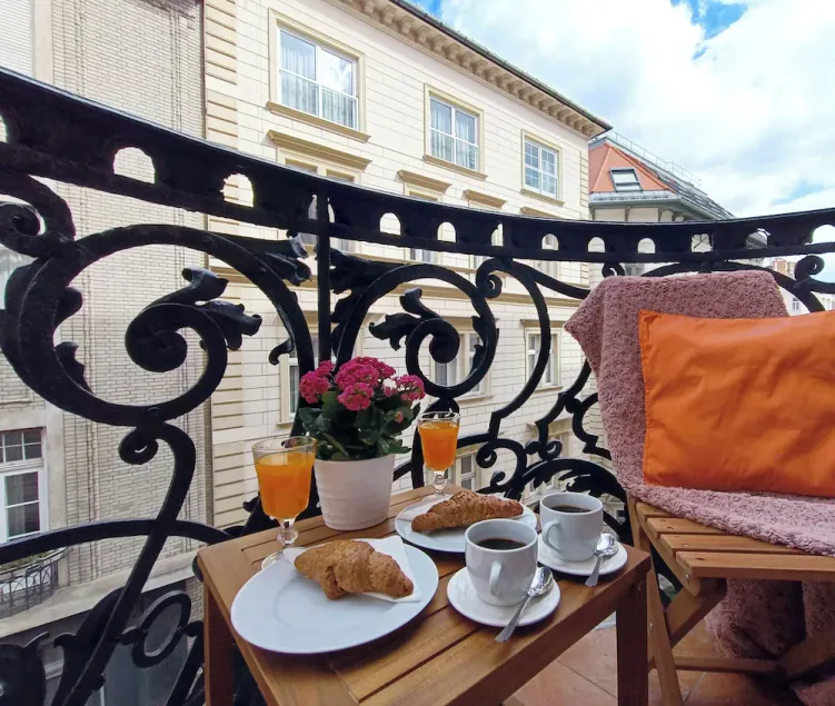 1BR/1BA, AC ♥ Elegant & Bright Suite with a Private Balcony Overlooking Downtown - Image 1