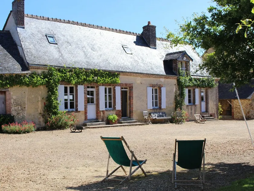 Charming 17th Century House with Modern Comforts, Large Garden, Garage, and Outdoor Activities - Image 1