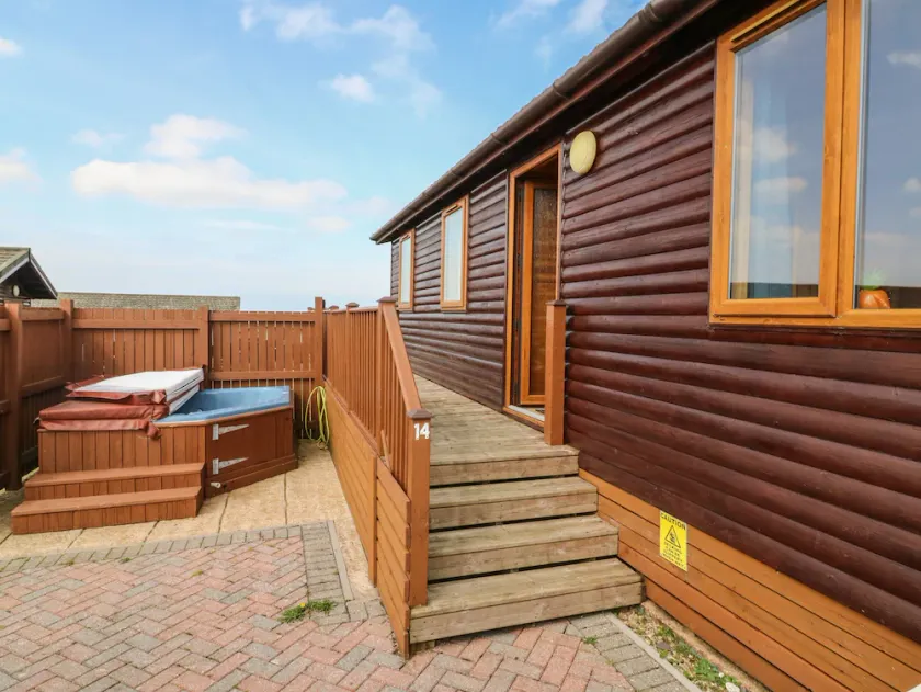 SEASCAPE RETREAT, pet friendly, with hot tub in Ilfracombe - Image 1