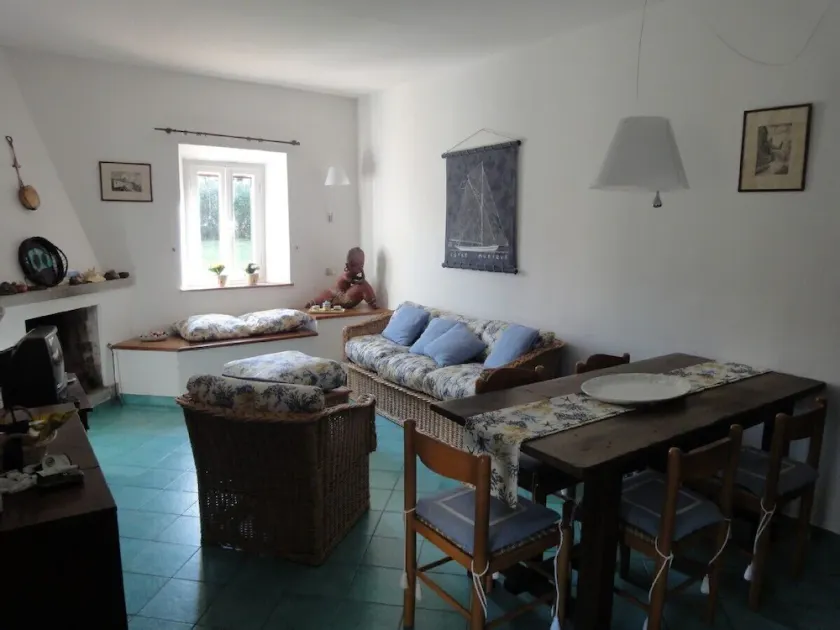 Charming property in village centre,beach 250m, garden,ample parking,sleeps 8/9 - Image 1