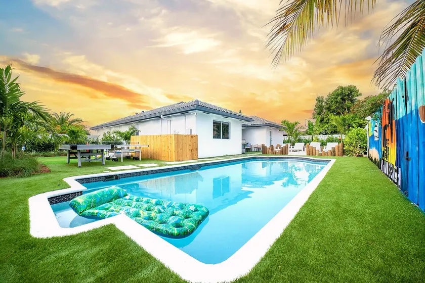Pool Oasis • BBQ, Games / Near Zoo Miami & Marina - Image 1