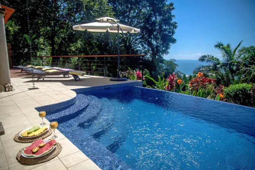 Perfect Location, Walk to Beach, Infinity Pool, Luxury Decor, Fast Free Wifi! - Image 1