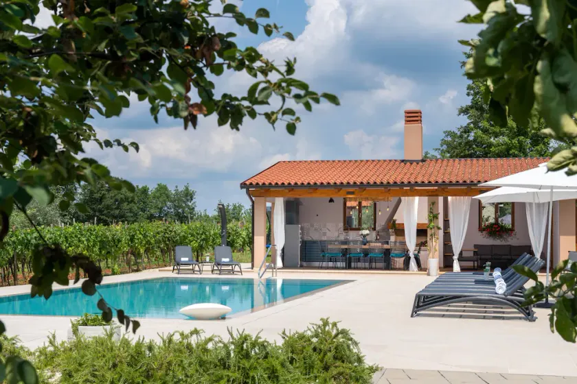 Beautiful apartment with a 60m2 wet-edge pool and a huge outdoor area near Poreč - Image 1
