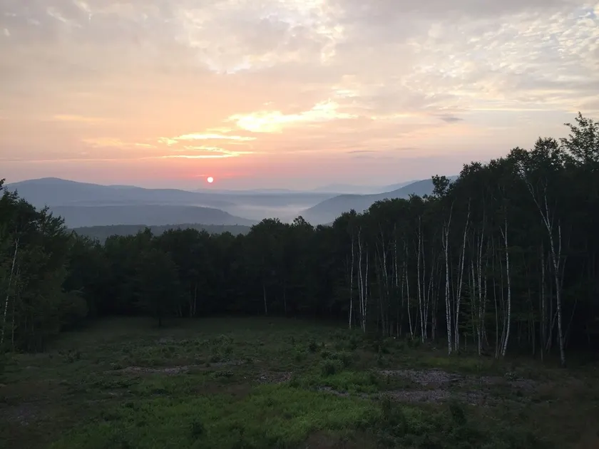 Lugn, modern reträtt med avlägset bergsutsikt, Bastu, vedspis - Image 1