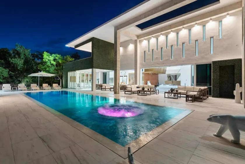 Luxury Retreat with Heated Pool, Jacuzzi & Gym - Image 1