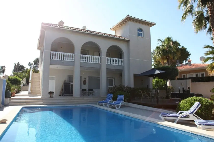 Villa tranquila y espaciosa, ubicación conveniente, a 3 minutos a pie de todos los servicios. - Image 1