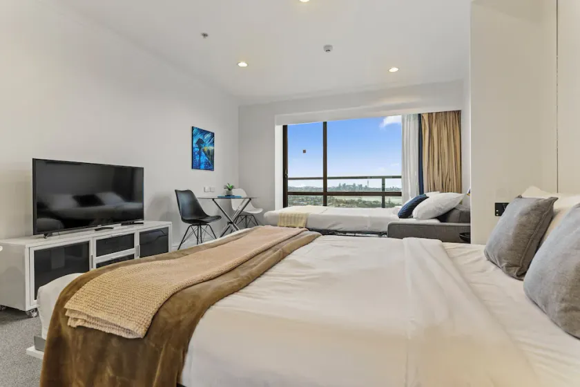 Sea City Views Takapuna Studio w Carpark - Image 1