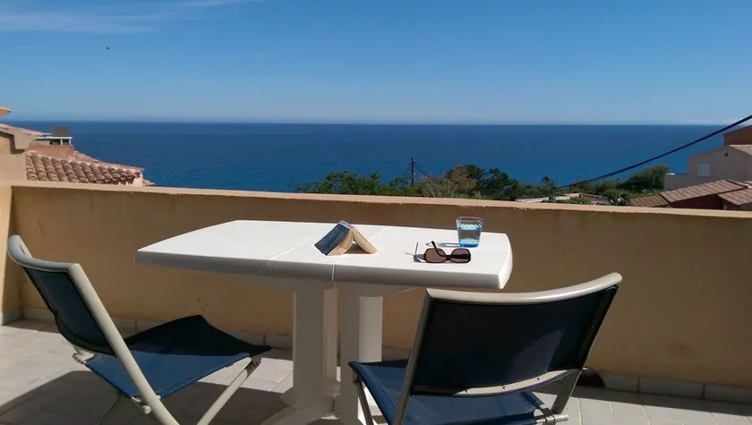 Beautiful duplex design air-conditioned single storey facing the sea - Image 1