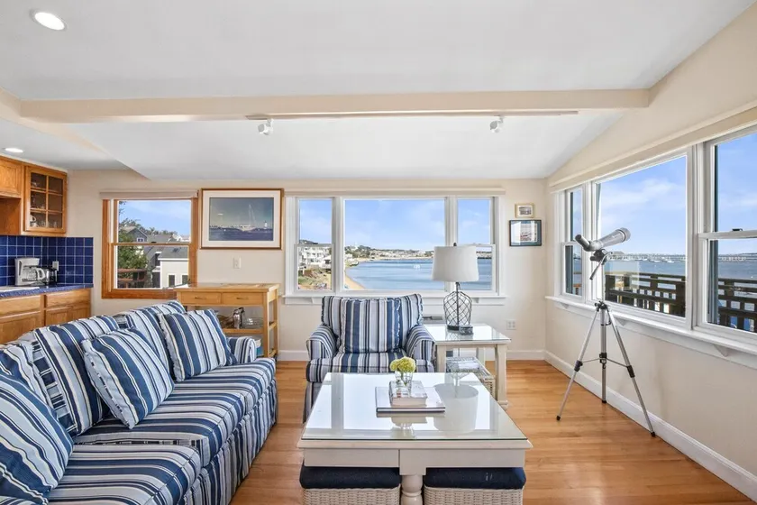 Boatyard Luxury Waterfront Apartment - Image 1